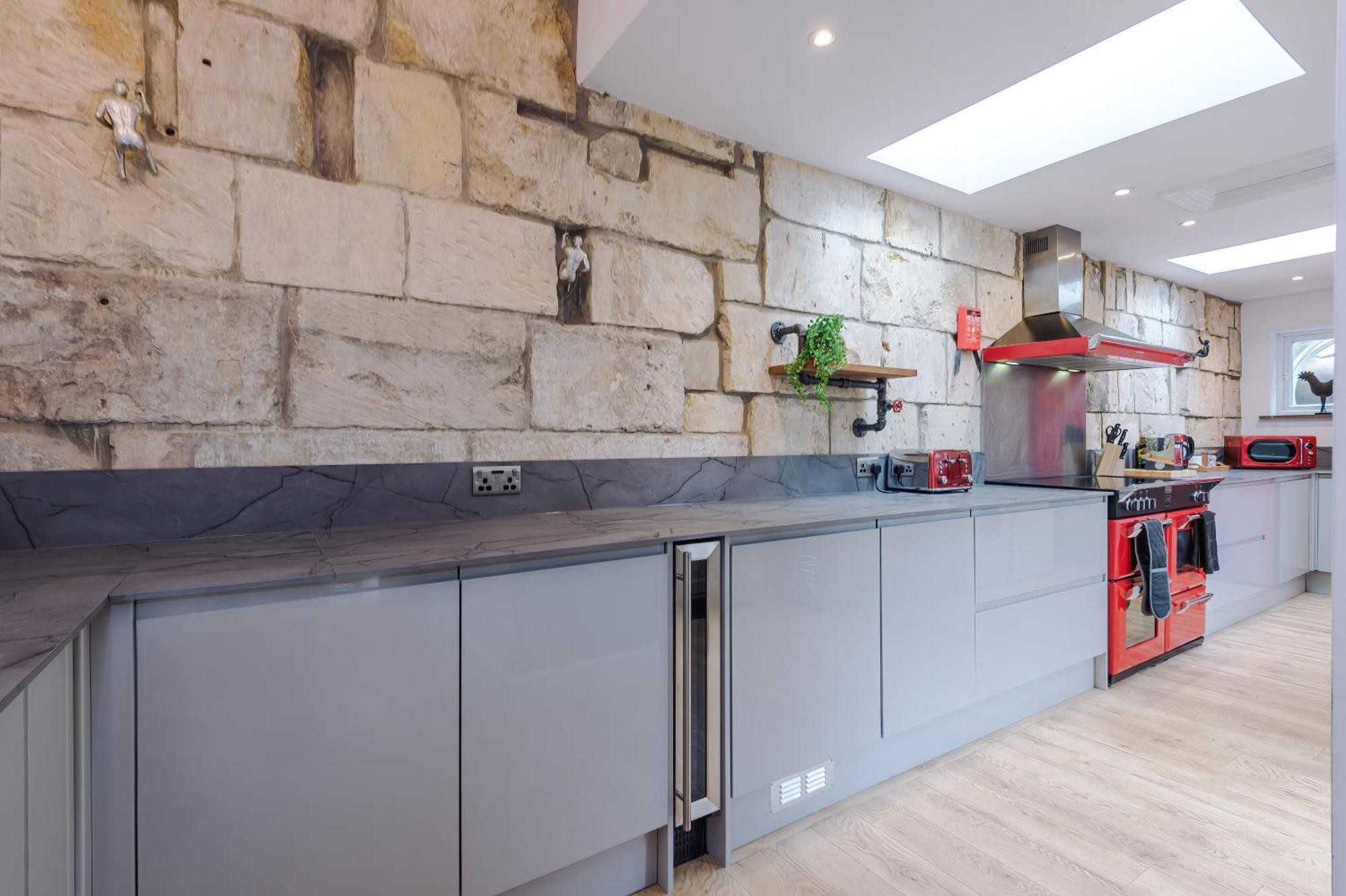 Incredible - Five Bedroom - 7 Actual Beds - 6 Bathroom House By Purestay - Central Bath With Parking מראה חיצוני תמונה
