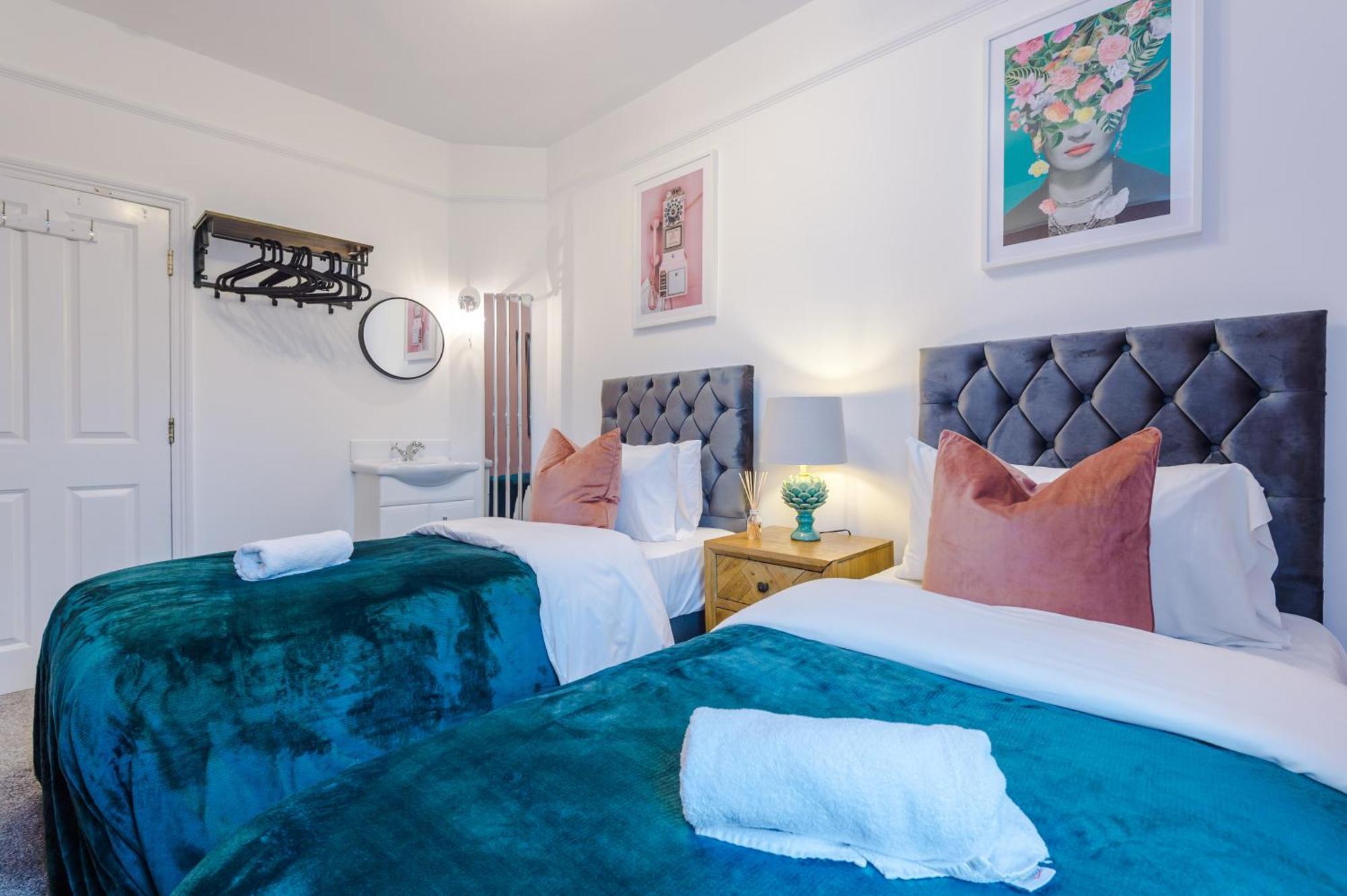 Incredible - Five Bedroom - 7 Actual Beds - 6 Bathroom House By Purestay - Central Bath With Parking מראה חיצוני תמונה