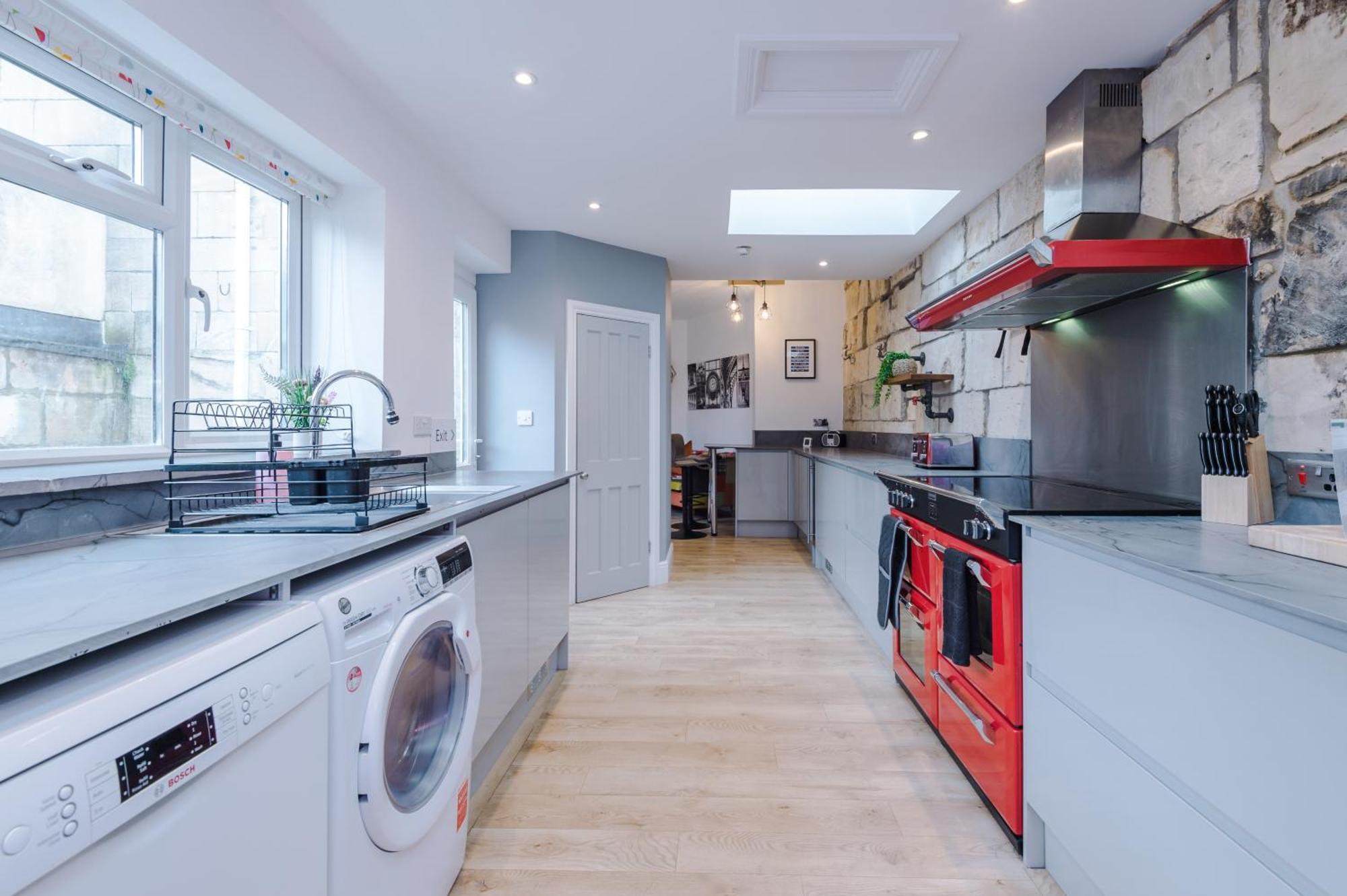 Incredible - Five Bedroom - 7 Actual Beds - 6 Bathroom House By Purestay - Central Bath With Parking מראה חיצוני תמונה